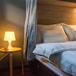To Bed Poshtel